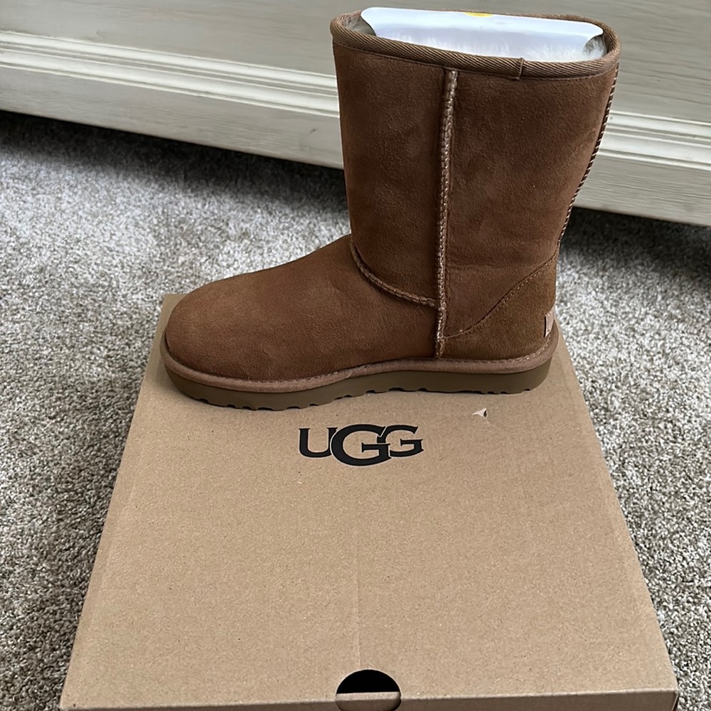 Size 7, classic short 2 UGGs